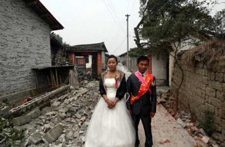 在甘肃地震后,一对新人选择在废墟上举行婚礼